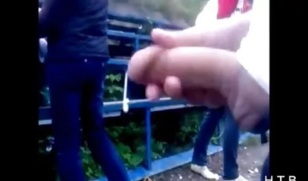 پدر به دخترش گره خورده بود و با اشتیاق به کانال هاتگرام سکسی پاهای سردش نگاه کرد