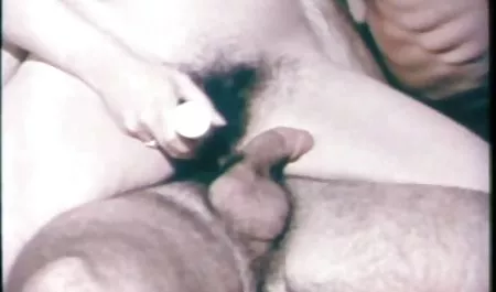 یک زن چاق با یک کوتوله در تلاش برای تسلط بر نمایش کانال فیلم سوپر سکسی 69